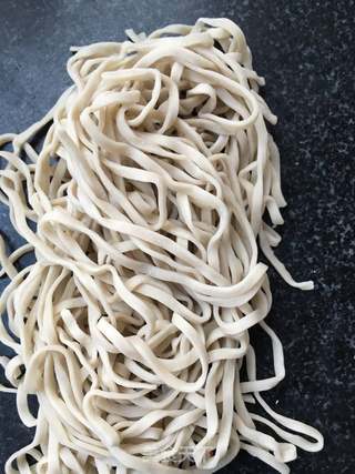 苔菜肉丁过水面的做法步骤:2