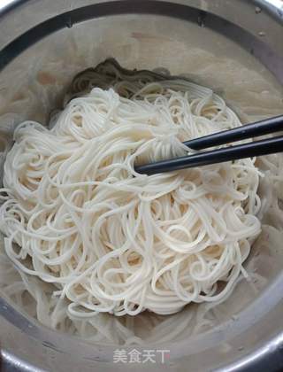 只要八分钟的葱油拌面的做法步骤：2