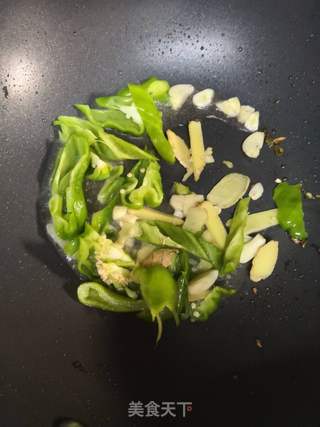 青椒煸炒基围虾的做法步骤：1