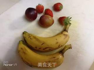 #西梅香蕉草莓沙拉的做法图解2