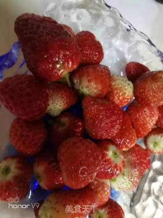 西梅香蕉草莓沙拉的做法步骤:3