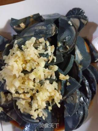 “快手素菜”凉拌皮蛋肠的做法步骤：2
