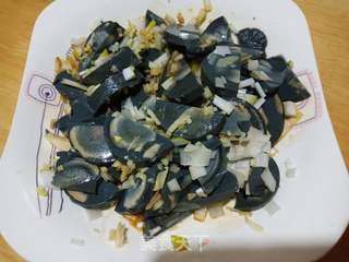 “快手素菜”凉拌皮蛋肠的做法步骤：4