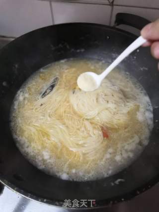 鸡汤素面的做法步骤：3