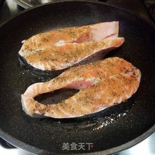 香煎三文鱼的做法步骤:2
