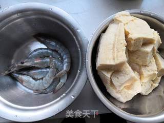 大虾冻豆腐汤的做法步骤:2