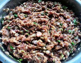 牛肉圆葱麦穗蒸包的做法步骤:8