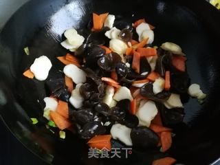 胡萝卜黑木耳炒荸荠的做法步骤：4