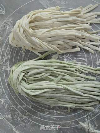 菠菜汁手擀面的做法步骤:3