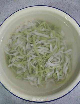 菠菜汁手擀面的做法步骤:5