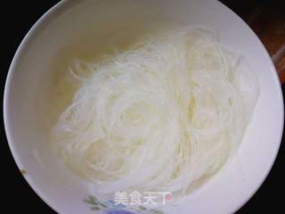 平菇韭菜粉丝鸡蛋饺的做法步骤:3