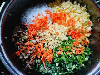 平菇韭菜粉丝鸡蛋饺的做法步骤:19