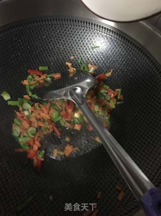 五彩虾仁炒饭的做法步骤:12