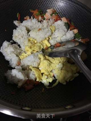 五彩虾仁炒饭的做法步骤:15