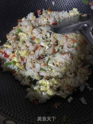 五彩虾仁炒饭的做法步骤:16
