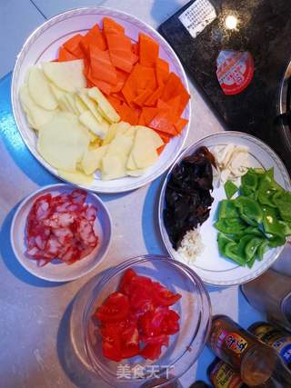 香肠炒土豆片的做法步骤:2