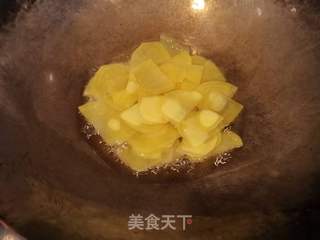 香肠炒土豆片的做法步骤:3