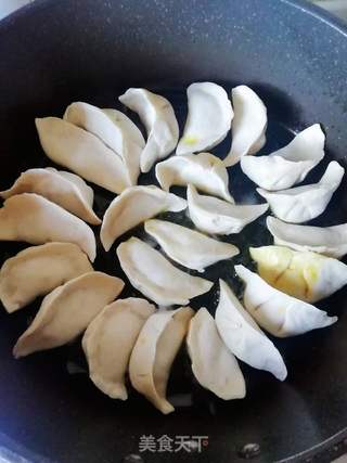 蛋煎饺~快手早餐的做法步骤:2