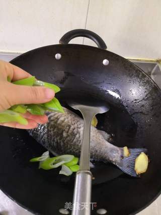 萝卜丝鲫鱼汤的做法步骤:6