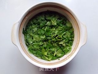 芹菜叶煎鸡蛋的做法步骤:2