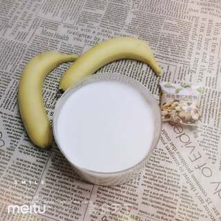 香蕉坚果拌酸奶的做法步骤：1