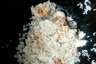 虾仁菠萝炒饭的做法步骤:6