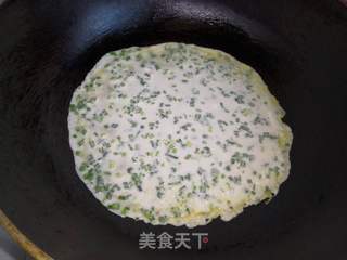韭菜鸡蛋饼的做法步骤:7