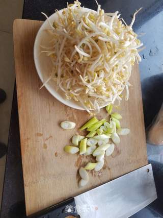 “面条”排骨豆芽焖熟面的做法步骤：2