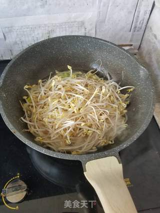 “面条”排骨豆芽焖熟面的做法步骤：3