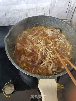 “面条”排骨豆芽焖熟面的做法步骤：5