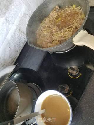 “面条”排骨豆芽焖熟面的做法步骤：6