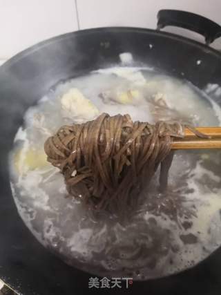 筒骨韭菜荞麦面的做法步骤:2