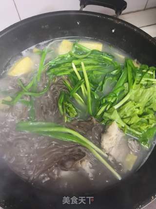 筒骨韭菜荞麦面的做法步骤:3