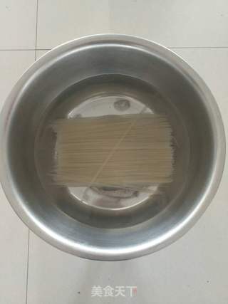 广西美食:螺蛳粉的做法步骤:2