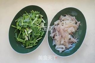 韭菜炒鱿鱼的做法步骤:2