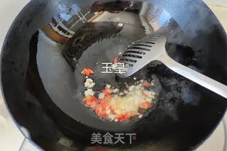 韭菜炒鱿鱼的做法步骤:4