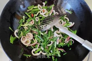 韭菜炒鱿鱼的做法步骤:5