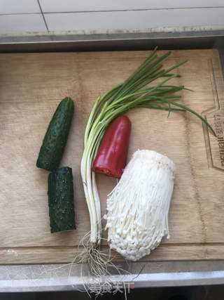 凉拌金针菇的做法步骤：1