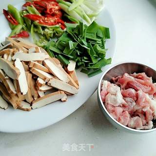 豆干炒肉的做法步骤:2