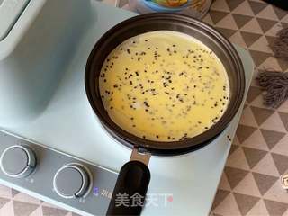 奶香黑芝麻蛋卷的做法步骤:8
