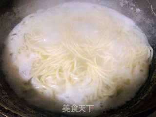 鲜虾肥羊时蔬面的做法步骤:2