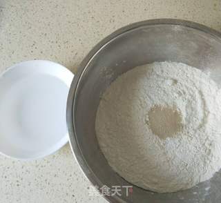 紫薯云卷馒头的做法步骤:2