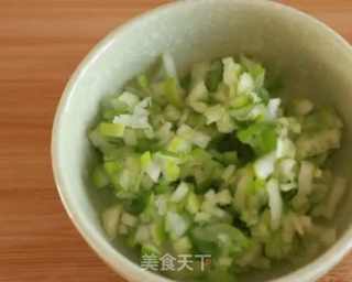 一个萝卜、一块南瓜做成的五珍粉美食居然这么香,做早餐好吃又方便,10分钟就能搞定!的做法步骤:3
