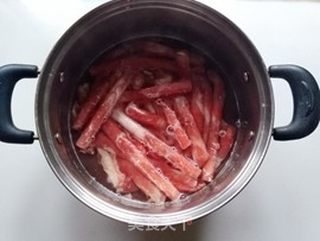 金针菇番茄肥牛汤的做法步骤:2