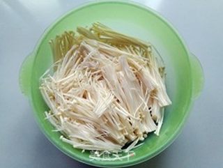 金针菇番茄肥牛汤的做法步骤:5