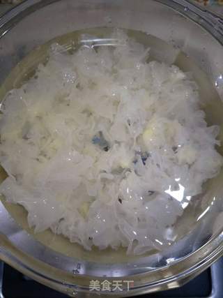 银耳枇杷雪梨羹的做法步骤:2