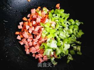 青椒火腿肠炒饭的做法步骤：5