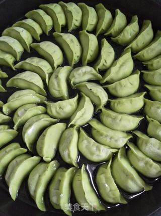 菠菜水煎饺的做法步骤:10