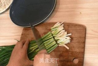 这么做的葱油拌面才好吃呢~的做法步骤:2