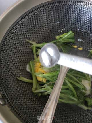 大叶苦菜炒鸡蛋的做法步骤：8